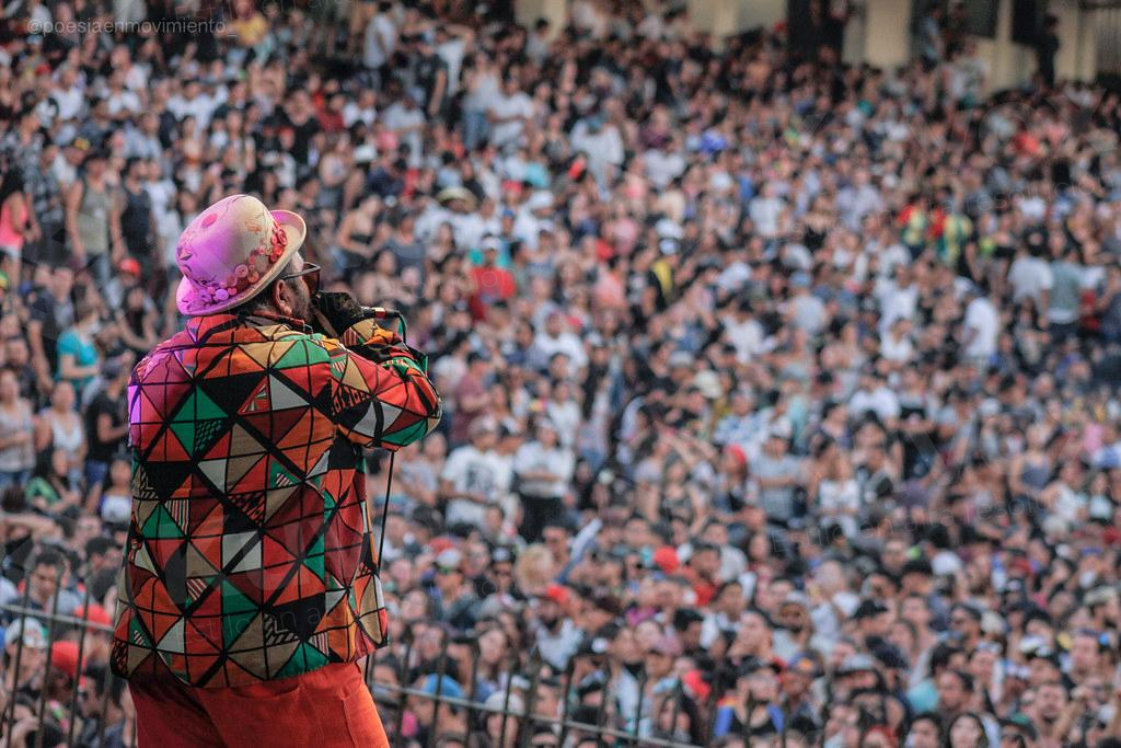 Singer with his back turned