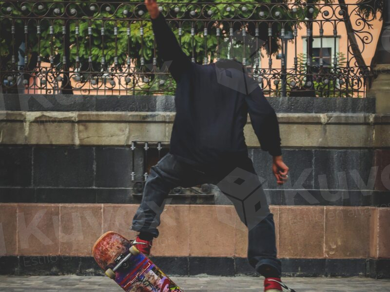 Hombre practicando skate de espaldas