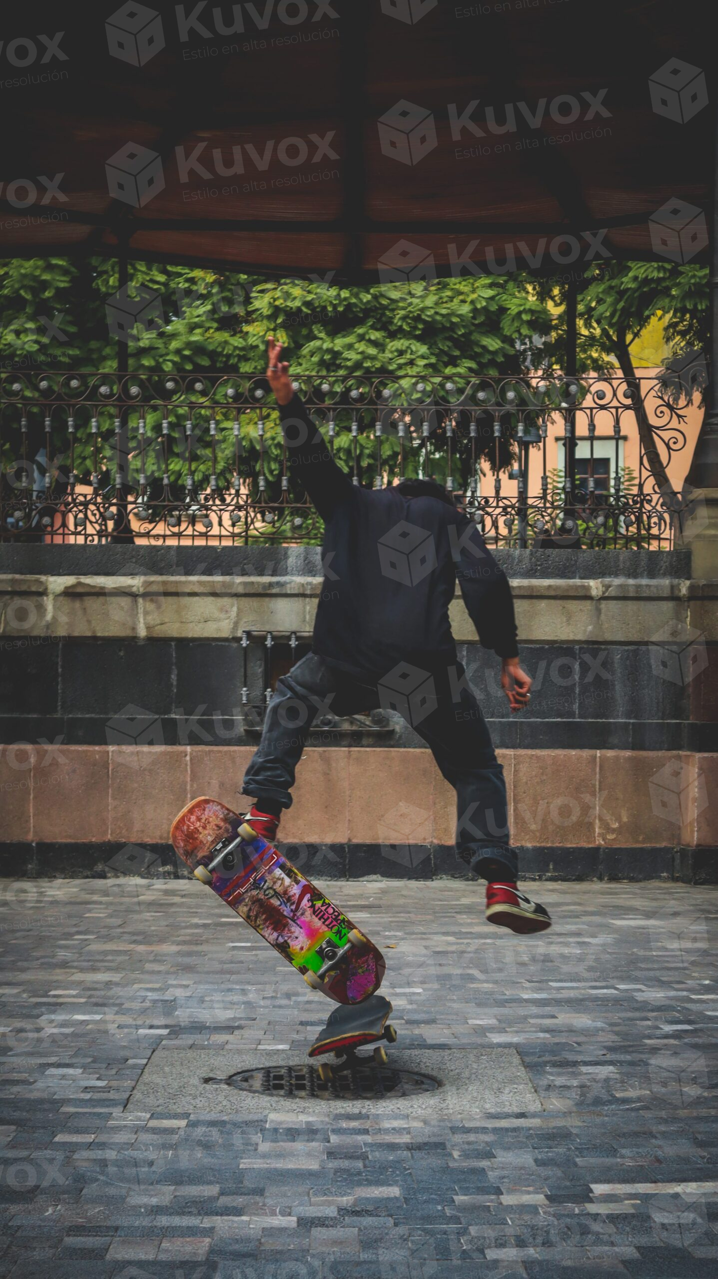 Hombre practicando skate de espaldas