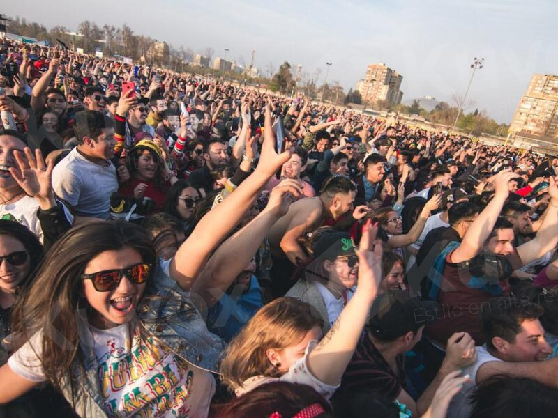 Personas en concierto
